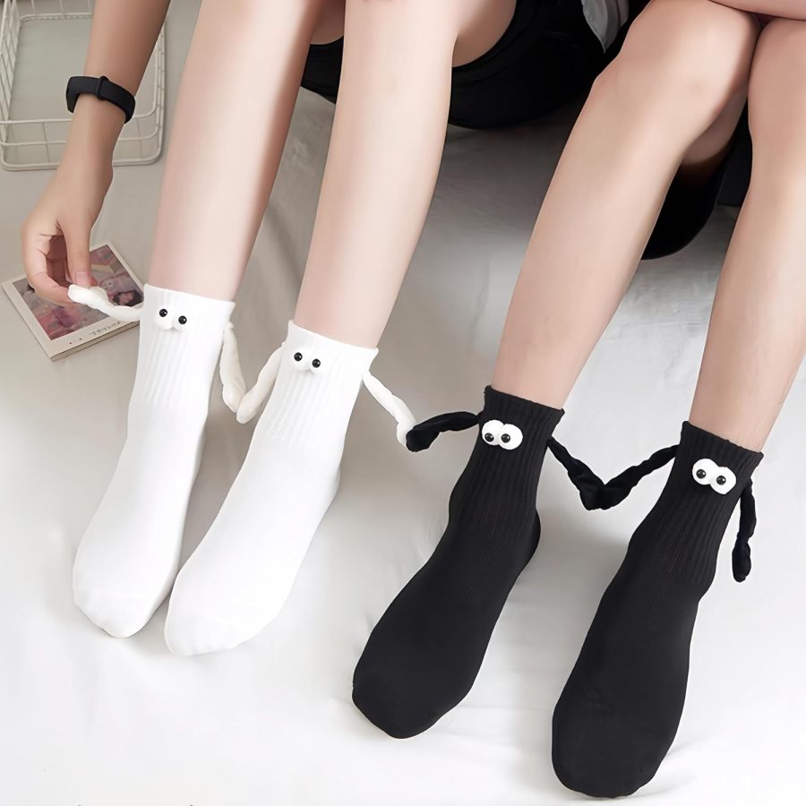 2 Pairs Holding Hands Socks for Couples, Funny Socks Engagement Gifts for Ladies Men Couples Girlfriend Sisters Friends